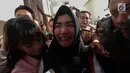Terdakwa kasus penyalahgunaan narkotika Roro Fitria menangis usai menjalani sidang putusan di PN Jakarta Selatan, Kamis (18/10). Roro di hukum pidana selama 4 tahun dan denda sebesar Rp 800 Juta dan subsider selama 3 bulan. (Liputan6.com/Faizal Fanani)