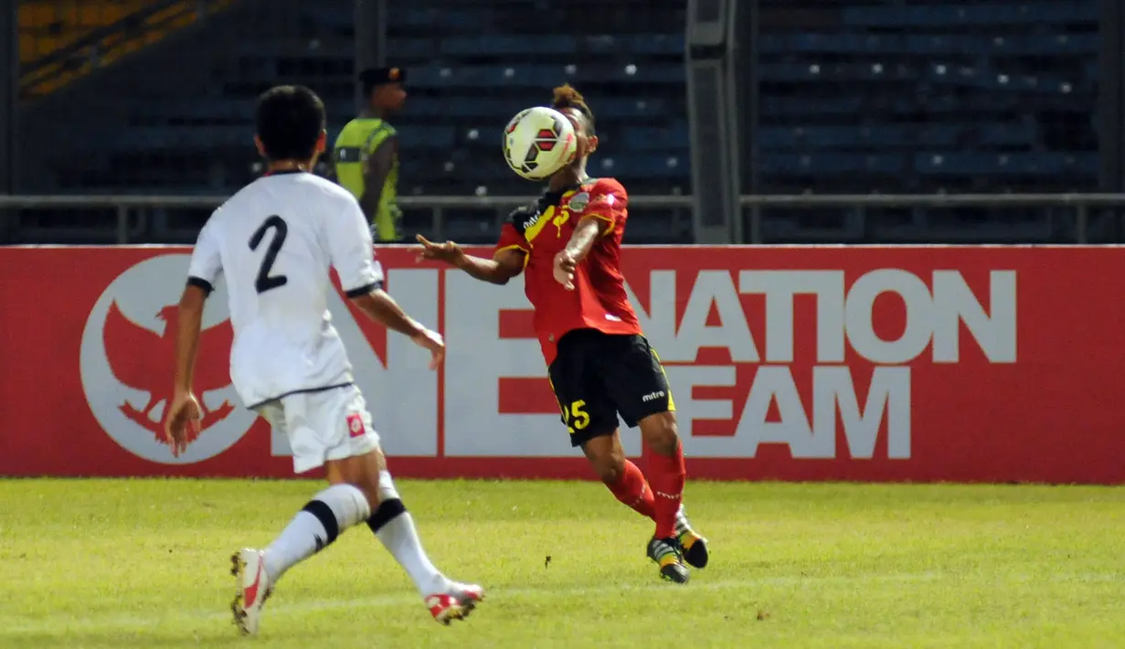 Penyerang timnas Timor Leste U-23, Feliciano Pinheiro Goncalves (kanan) menahan bola saat laga melawan Brunei Darussalam di kualifikasi grup H Piala Asia 2016 di Stadion GBK Jakarta, (31/3/2015). Timor Leste unggul 3-0. (Liputan6.com/Helmi Fithriansyah)