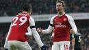 Eskpresi bahagia pemain Arsenal, Nacho Monreal (kanan) saat mencetak gol ke gawang Crystal Palace pada lanjutan Premier League di Emirates stadium, London, (20/1/2018). Arsenal menang 4-1. (AP/Frank Augstein)