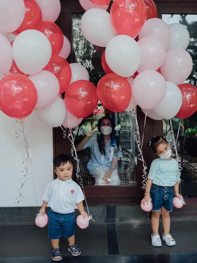 7 Potret Ulang Tahun Momo Geisha yang Harus Disekat Kaca Karena Positif Covid-19