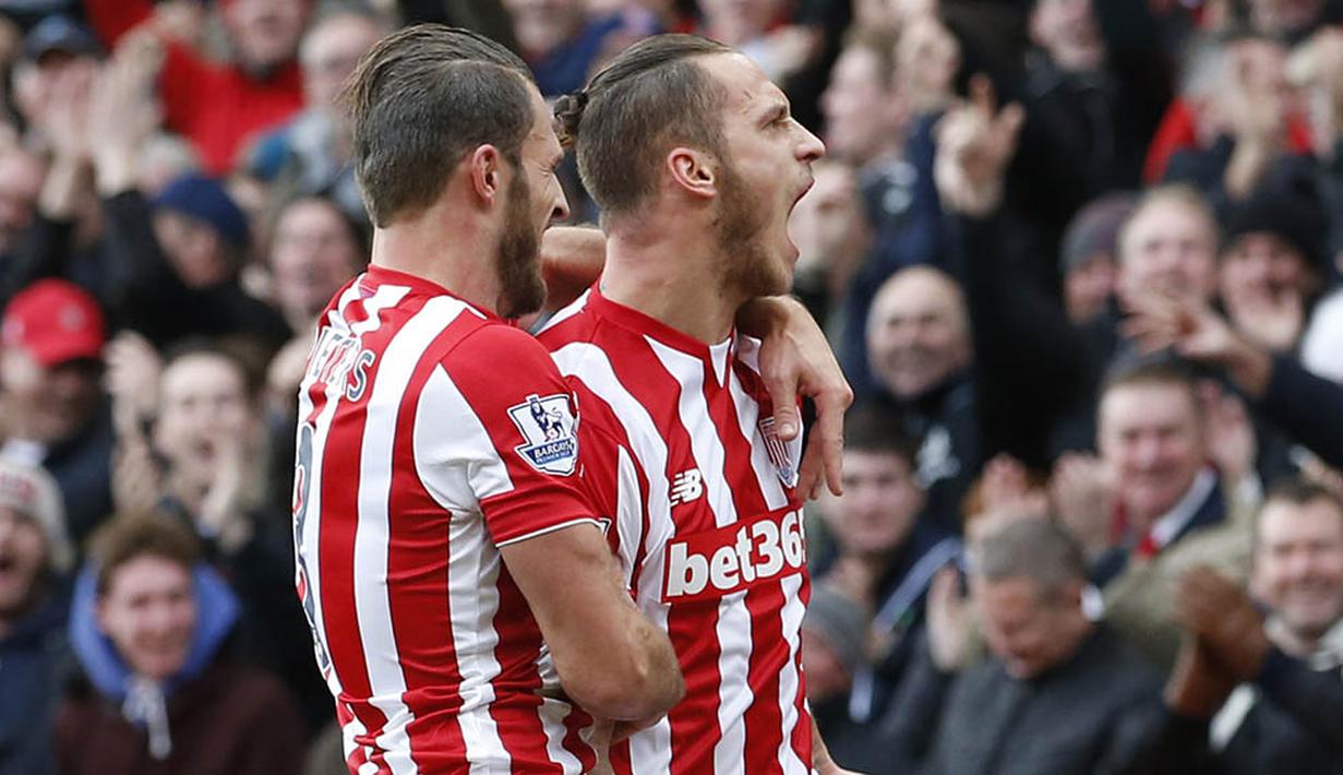 Penyerang Stoke, Marko Arnautovic, merayakan gol yang dicetaknya ke gawang Manchester United. Stoke berhasil menang 2-0 atas MU. (Reuters/Carl Recine)