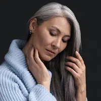 Ilustrasi perempuan muda dengan rambut penuh uban | copyright freepik.com