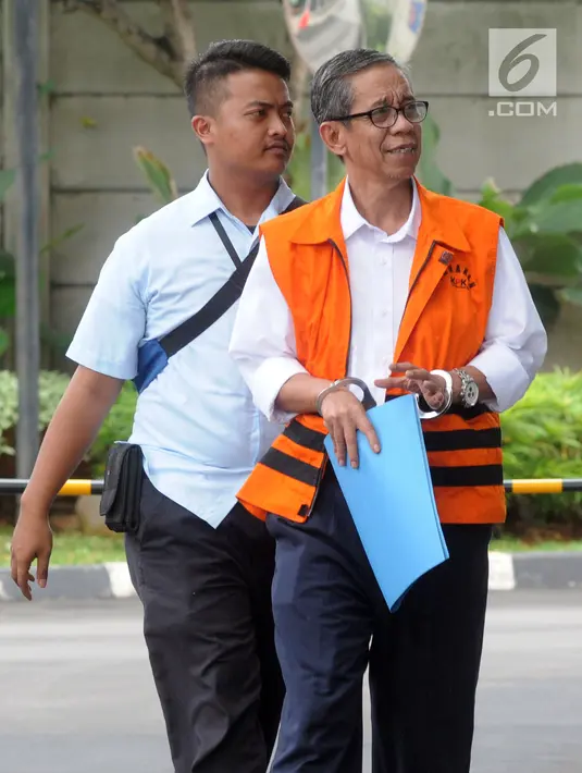 Kepala KPP Pratama Ambon La Masikamba (kanan) tiba di Gedung KPK, Jakarta, Selasa (15/1). La Masikamba menjalani pemeriksaan lanjutan terkait dugaan menerima suap upaya pengurangan pajak yang harus dibayar. (Merdeka.com/Dwi Narwoko)