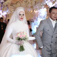 Setelah melakukan akad nikah pada Jumat (8/2), Vicky Prasetyo dan Angel Lelga menggelar resepsi pernikahan. Kedua pasangan ini menggelar resepsi pernikahan secara mewah di kawasan Ancol. (Nurwahyunan/Bintang.com)