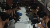 Sebanyak 15 orang remaja ditangkap karena diduga hendak tawuran di Taman Cemara, Rawa Barat, Kebayoran Baru Jakarta Selatan, pada Minggu (18/12/2022) dini hari. (Dok. Liputan6.com/Ady Anugrahady)