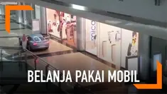 Dua pria menyewa Al Qasr Mall di Riyadh. Bahkan keduanya membawa mobil masuk ke dalam mal untuk berbelanja.