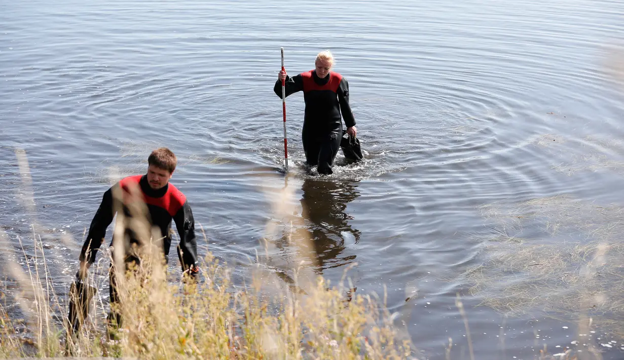 Anggota Badan Manajemen Darurat Denmark (DEMA) membantu polisi mencari potongan tubuh jurnalis Swedia Kim Wall yang tewas di Kalvebod Faelled, Kopenhagen, (23/8). (Martin Sylvest/Scanpix Denmark/AFP)