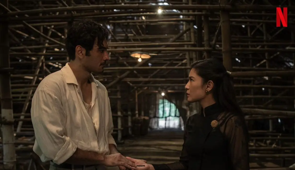 Masih dengan kebaya hitam, kali ini Dian Sastro kenakan model transparan dan kerah tinggi. Rambutnya pun diikat half ponytail sehingga terlihat fearless. [@therealdisastr]