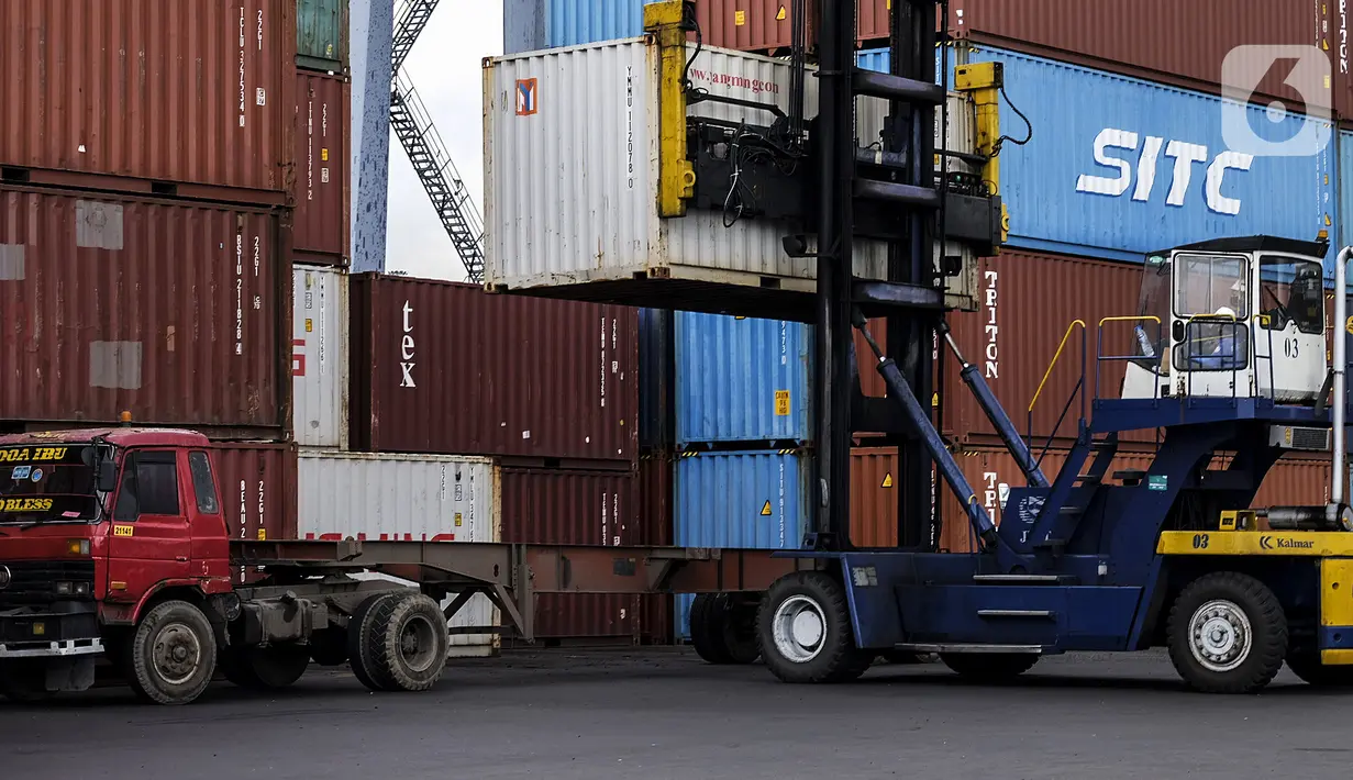 Suasana aktivitas bongkar muat peti kemas di Pelabuhan Tanjung Priok, Jakarta Utara, Rabu (16/6/2021). Badan Pusat Statistik (BPS) mencatat neraca perdagangan Indonesia pada bulan Mei 2021 kembali surplus sebesar USD 2,36 miliar dan menjadi tertinggi sepanjang tahun 2021. (Liputan6.com/Johan Tallo)