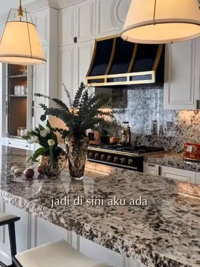 Potret Kitchen Island di Rumah Nabila Syakieb