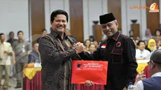Perwakilan dari PDIP, Arif Wibowo (kanan) saat menyerahkan berkas kepada ketua KPU Husni kamil manik pada rapat pleno penetapan DPT (Liputan6.com/Danu Baharuddin)