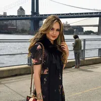 Tampilan CInta begitu anggun dengan gaun berwarna hitam yang dipadukan dengan high heelsnya yang berwarma senada. Senyum semringah Cinta menambah penampilannya semakin mempesona saat itu. (AFP/Dimitrios Kambouris)