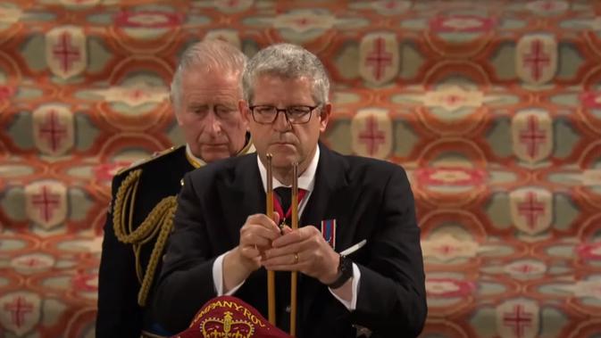 <p>Lord Chamberlain mematahkan tongkat di hadapan peti mati Ratu Elizabeth II. (Dok: BBC)</p>
