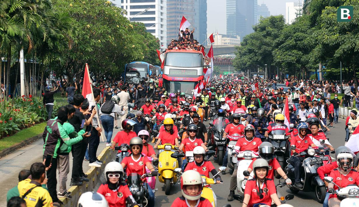 <p>Sejumlah pendukung memadati ruas jalan Jendral Soedirman untuk menyapa pemain Timnas Indonesia U-22 yang tengah mengikuti parade perayaan kesuksesan Timnas Indonesia U-22 di SEA Games 2023 Kamboja dengan berkeliling kota Jakarta, Jumat (19/05/2023). (Bola.com/Bagaskara Lazuardi)</p>