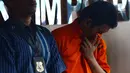 Tersangka kasus pembobolan rekening nasabah bank dari dalam penjara saat rilis di Mabes Polri, Jakarta, Jumat (30/11). Polisi menyita barang bukti di antaranya flasdisk, handphone, dan kartu ATM. (Merdeka.com/Imam Buhori)