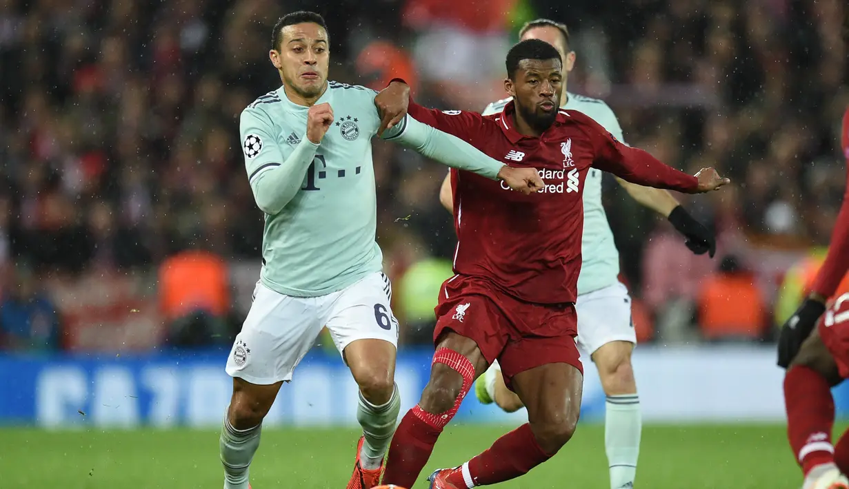 Duel yang dilakukan Wijnaldum dan Thiago Alcantara pada leg 1, babak 16 besar Liga Champions yang berlangsung di stadion Anfield, Liverpool, Rabu (20/2). Liverpool imbang 0-0 kontra Bayern Munchen. (AFP/Oli Scarff)
