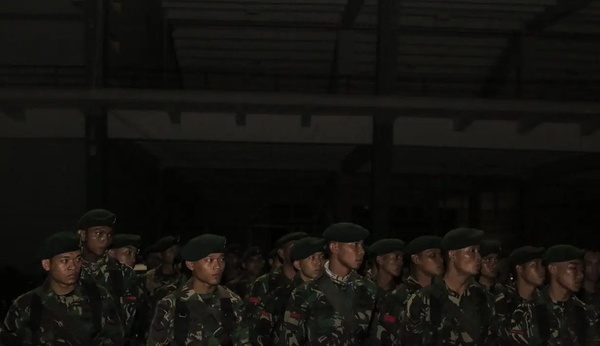 Polda memberlakukan siaga 1 jelang final Piala Presiden 2015 antara Persib melawan Sriwijaya FC di Stadion Utama Gelora Bung Karno, Jakarta (17/10/2015). (Bola.com/Vitalis Yogi Trisna)