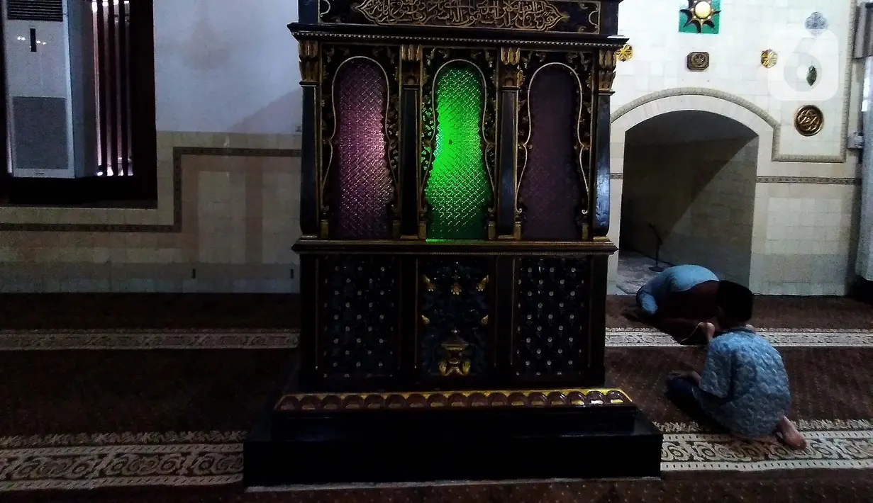Umat muslim melaksanakan ibadah di Masjid Agung Demak, Bintoro, Demak, Jawa Tengah, pada akhir Maret 2022. Dari sisi arsitektur, Masjid Agung Demak adalah simbol arsitektur tradisional Indonesia yang khas serta sarat makna. (merdeka.com/Iqbal S. Nugroho)