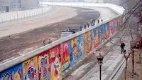 170 Ribu warga Jerman Barat pada 20 Desember 1963 masuk ke Jerman Timur. Tangis, tawa dan keharuan langsung pecah saat Tembok Berlin dibuka.