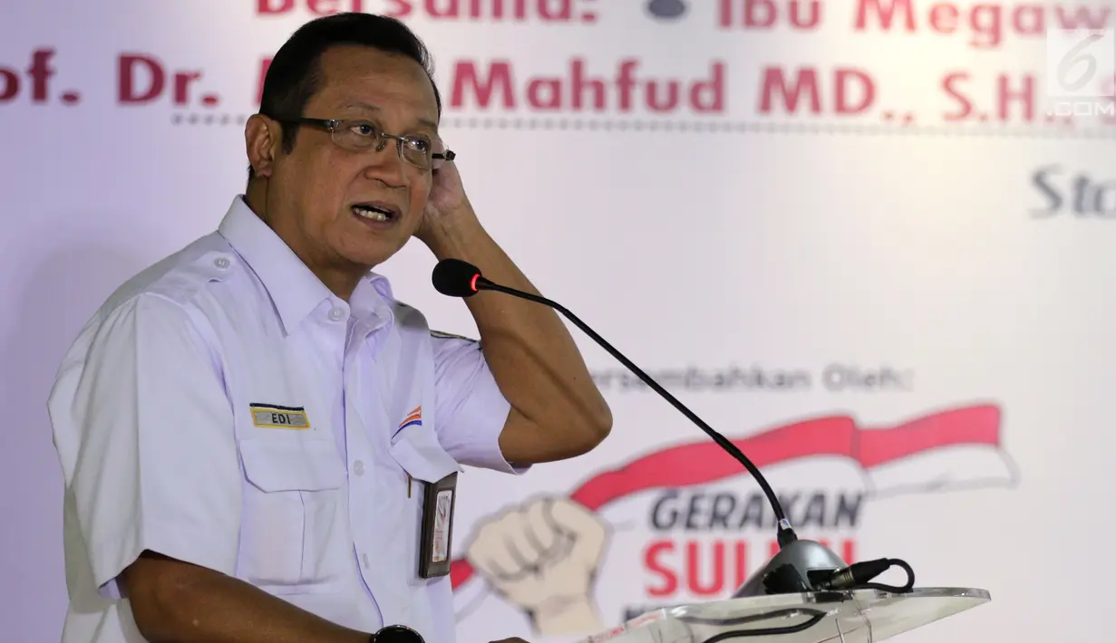 Dirut KAI Edi Sukmoro memberi sambutan saat menghadiri Dialog Kebangsaan Seri II di Stasiun Gambir, Jakarta, Senin (18/2). Dialog tersebut mengambil tema "Mengokohkan kebangsaan menyongsong Indosia Emas 2045". (Liputan6.com/Johan Tallo)