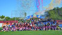 Juara, runner-up, semifinalis KU 10 serta KU 12 merayakan keberhasilan bersama di podium usai pertandingan final MilkLife Soccer Challenge Samarinda Seri 2 2025/2026 di Borneo FC Training Centre, Minggu (26/4/2026). (Dok. MilkLife Soccer Challenge)