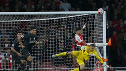 Usaha Alex Oxlade Chamberlain selalu digagalkan kiper Liverpool, Simon Mignolet. (Reuters/Eddie Keogh)