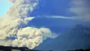Gunung Fuego mengeluarkan abu tebal terlihat dari kota Antigua, Sacatepequez, 45 km tenggara Kota Guatemala (1/2). (AFP Photo/Johan Ordonez)