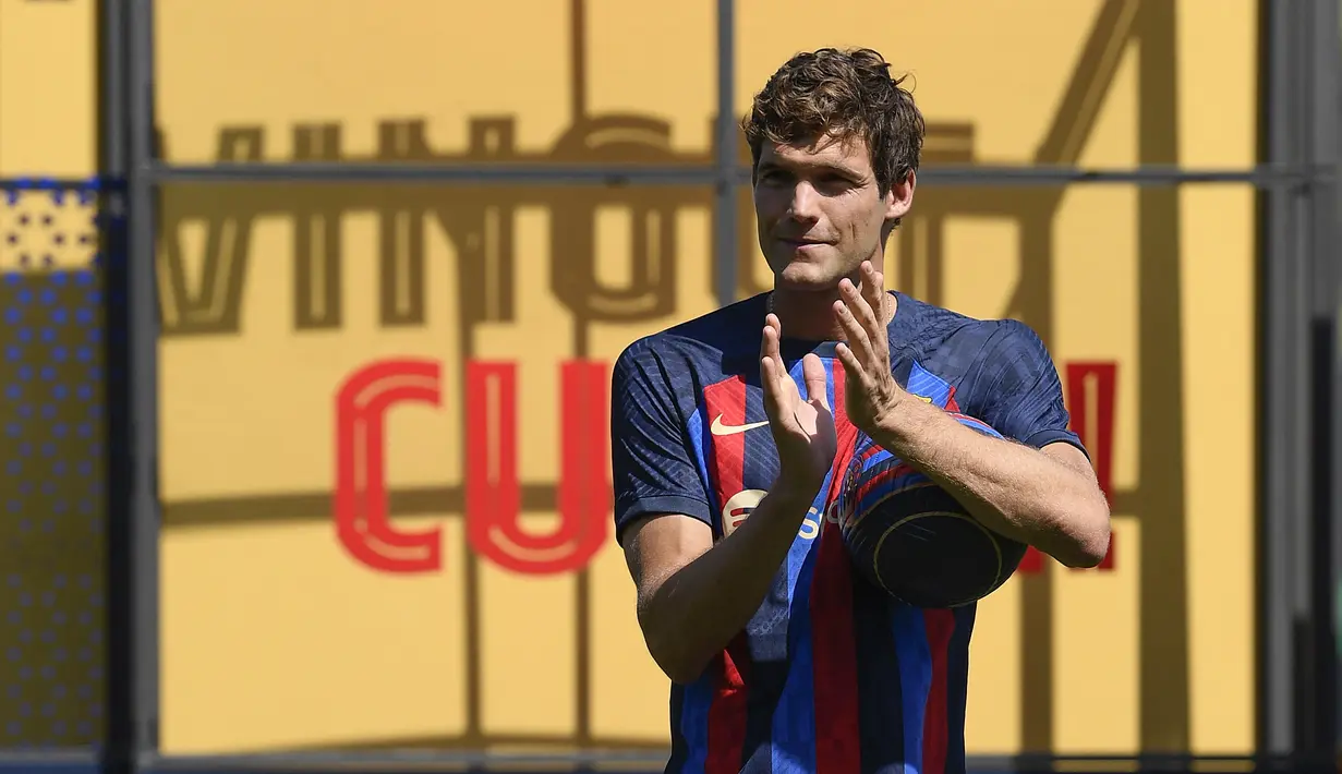 Pemain baru Barcelona Marcos Alonso berpose untuk foto saat diperkenalkan secara resmi menjelang Liga Champions kontra Viktoria Plzen di Ciudad Deportiva dekat Barcelona pada 6 September 2022.  Alonso resmi menandatangani kontrak bersama Blaugrana pada hari-hari terakhir jendela pasar transfer musim panas dibuka.  (Photo by Josep LAGO / AFP)