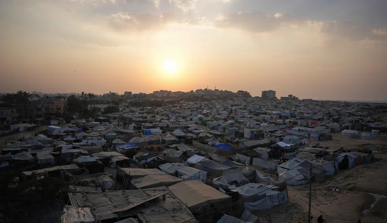 Potret kamp tenda untuk warga Palestina yang mengungsi membentang di sepanjang Zawaida di Jalur Gaza tengah pada Selasa 4 November 2025. Sekitar 90% populasi Gaza terpaksa mengungsi, banyak yang tinggal di tempat penampungan darurat yang terbuat dari bahan seadanya. (AP Photo/Abdel Kareem Hana)