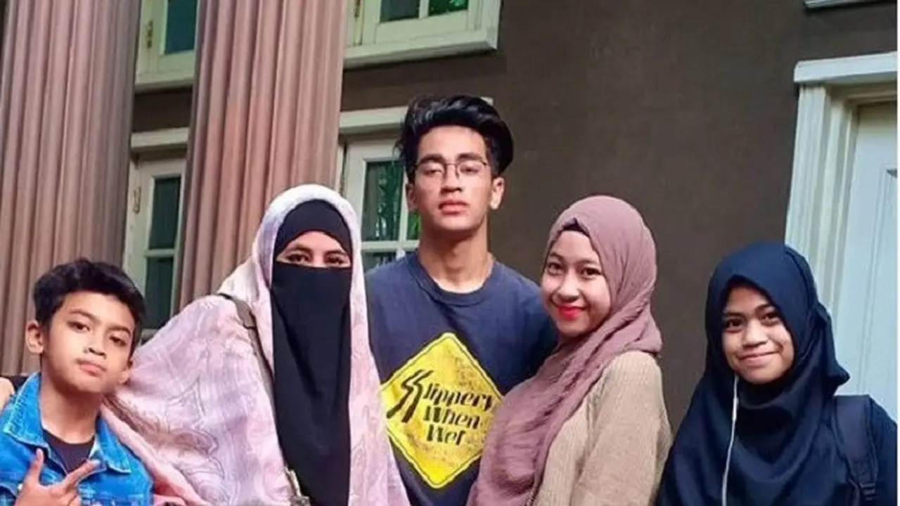 Umi Pipik bersama anak-anak (Foto: Instagram/@abidzar73)