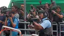 Sejumlah awak media saat meliput simulasi serangan anti-teror di Hong Kong, Jumat, (25/8). Simulasi serangan anti-teror ini untuk persiapan sebuah konser penyanyi Ariana Grande pada 21 September 2017. (AP Photo / Vincent Yu)
