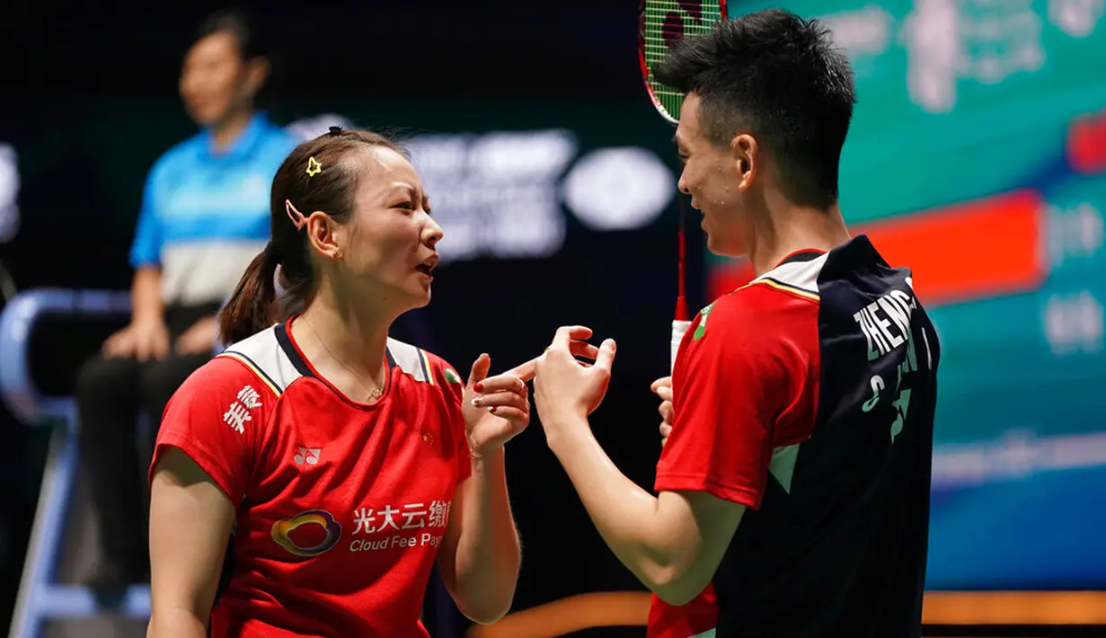 Reaksi Huang Ya Qiong (kiri) dan Zheng Si Wei saat melawan Dejan Ferdinansyah dan Gloria Emanuelle Widjaja pada pertandingan semifinal ganda campuran turnamen bulu tangkis Malaysia Open 2023 di Bukit Jalil Axiata Arena, Kuala Lumpur, Malaysia, Sabtu (14/1/2023). Dejan Ferdinansyah/Gloria Emanuelle Widjaja gagal merebut tiket final Malaysia Open 2023 setelah ditaklukkan Zheng Si Wei/Huang Ya Qiong. (AP Photo/Kien Huo)