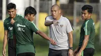 Asisten pelatih Timnas Indonesia U-22, Nova Arianto, memberikan arahan saat latihan di Lapangan ABC Senayan, Jakarta, Kamis (14/2). Latihan ini merupakan persiapan terakhir jelang Piala AFF U-22 2019 di Kamboja. (Bola.com/M. Iqbal Ichsan)