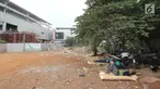 Pekerja beristirahat di lokasi pembangunan Pasar Blok A Fatmawati, Jakarta, Rabu (3/10). Hampir tiga tahun pembangunan kembali Pasar Blok A Fatmawati mangkrak karena dalam pelaksanaannya menemui sejumlah hambatan. (Liputan6.com/Herman Zakharia)