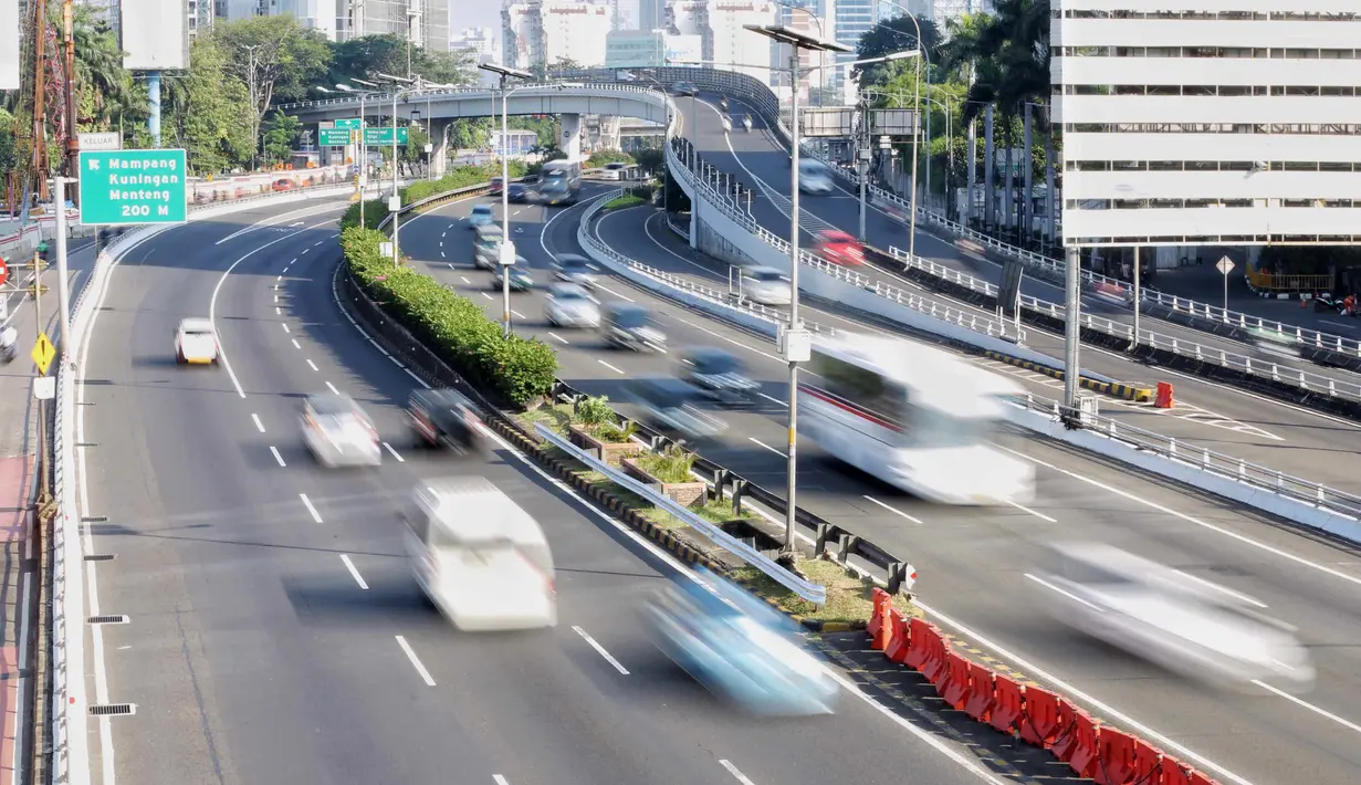 Sejumlah kendaraan melintas di ruas Tol Dalam Kota, Jalan Gatot Subroto, Jakarta, Senin (18/6). H+4 Lebaran,  ruas Tol Dalam Kota terpantau lengang karena masih ditinggal mudik warga Jakarta. (Liputan6.com/Faizal Fanani)