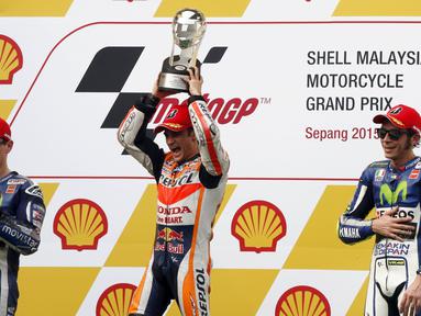 Dani Pedrosa (tengah) menjadi juara MotoGP Malaysia 2015 yang digelar di Sirkuit Sepang, Malaysia, Minggu (25/10/2015). (R/Olivia Harris)