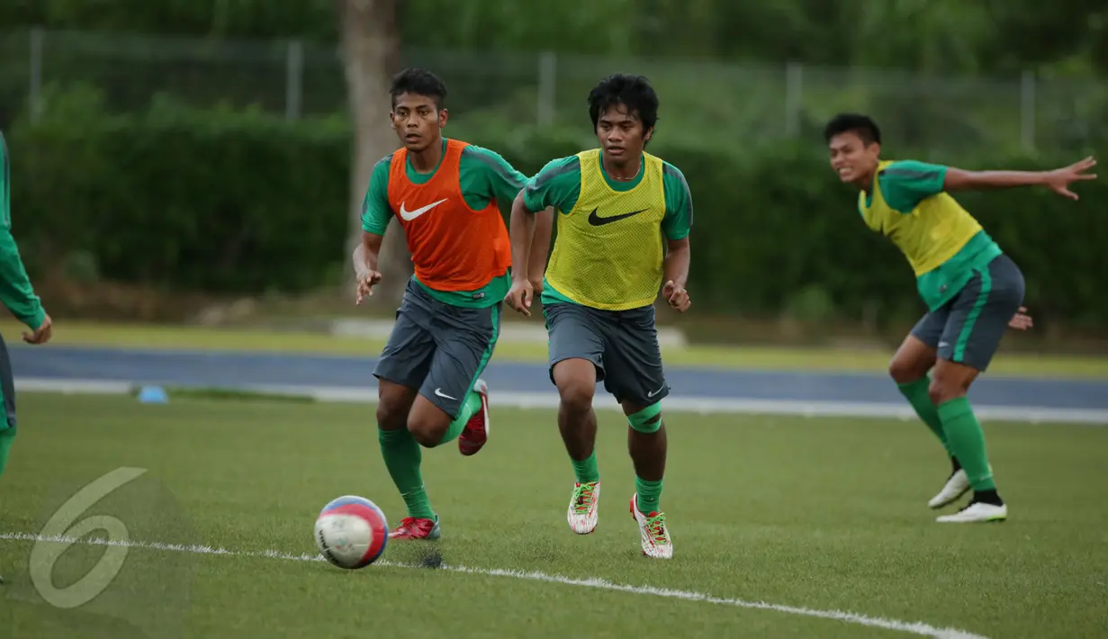 Gelandang timnas Indonesia U-23, Ilham Udin Armaiyn (kedua kanan) berebut bola saat latihan di Temasek Polytechnic, Singapura, Kamis (4/6/2015). Timnas Indonesia akan melawan Kamboja pada 6 Juni mendatang. (Liputan6.com/Helmi Fithriansyah)