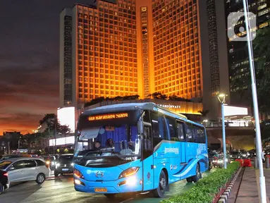 Bus TransJabodetabek saat melintasi kawasan jalan MH Thamrin, Jakarta, Selasa (27/5/2025). (Liputan6.com/Angga Yuniar)