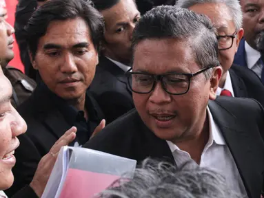 Tersangka kasus dugaan suap pergantian antarwaktu (PAW) dan perintangan penyidikan, Hasto Kristiyanto meninggalkan gedung Merah Putih Komisi Pemberantasan Korupsi (KPK) usai menjalani pemeriksaan, Jakarta, Senin (13/1/2025). (Magang/Liputan6.com/Muhammad Rizal)