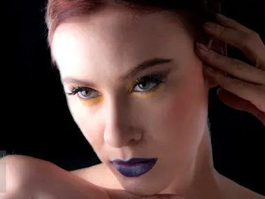 Ingin tampil unik dan edgy? Anda dapat bereksperimen dengan lipstik bernuansa gelap. Anda dapat tampil memukau dengan warna burgundy, ungu ataupun biru tanpa terlihat menyeramkan. (Liputan6.com/Yudha Gunawan)