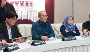 Ketua Komisi Pemilihan Umum (KPU) Hasyim Asy'ari menyatakan 11 panelis debat calon wakil presiden (cawapres) sudah berada di Jakarta, Kamis (21/12/2023). (Liputan6.com/Fachrur Rozie)