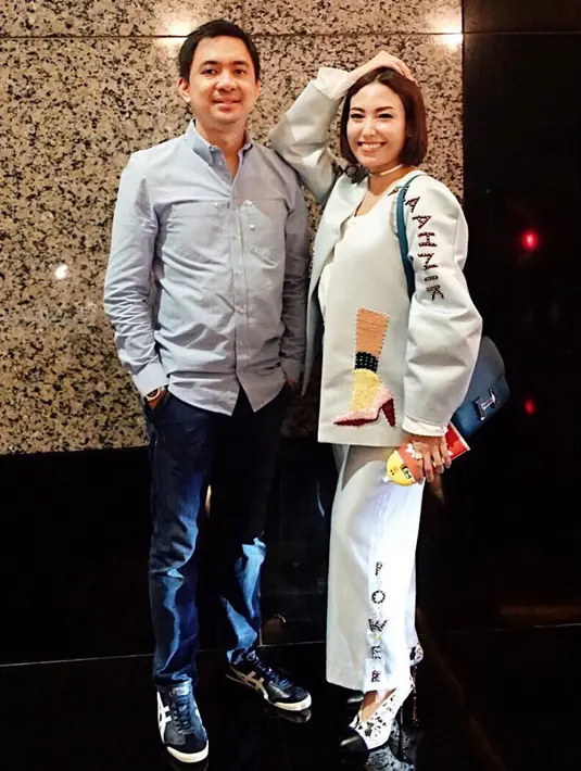 Regi Datau dikenal sebagai sosok pria yang cuek tapi romantis. Cara Regi saat menjawab pertanyaan Ayu yang ogah-ogahan malah membuat para penonton tertawa. (Foto: instagram.com/mrsayudewi)