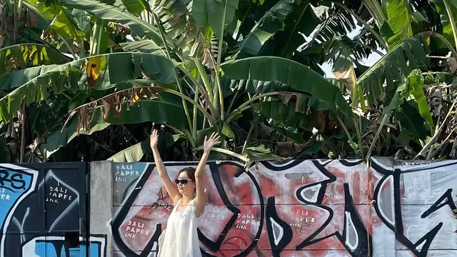 Seulgi Red Velvet foto di depan pohon pisang saat liburan di Bali bak warga lokal. [@hi_sseulgi]