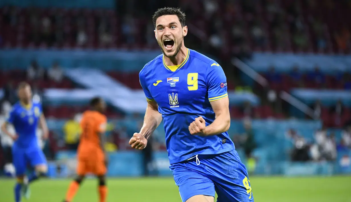 Empat menit berselang, lagi-lagi Ukraina mampu menciptakan gol. Roman Yaremchuk sukses mencatatkan skor menjadi 2-2 setelah sukses memanfaatkan umpan terukur dari tendangan bebas Ruslan Malinovskiy. (Foto: AFP/Pool/Piroschka Van De Wouw)