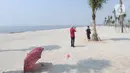 Warga berfoto di hamparan pasir putih White Sand Beach, Pantai Indah Kapuk (PIK) 2, Jakarta Utara, Sabtu (5/6/2021). Hamparan pasir putih buatan sepanjang sekitar 4 Km menjadi salah satu destinasi warga Jabotabek untuk berlibur. (merdeka.com/Arie Basuki)