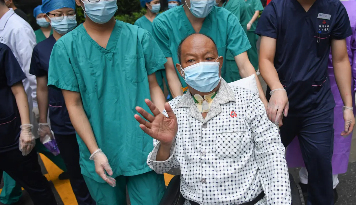 Petugas medis mendampingi Cui saat meninggalkan Rumah Sakit Renmin Universitas Wuhan di Wuhan, Provinsi Hubei, China (21/7/2020). Cui, seorang pasien COVID-19 yang menjalani operasi transplantasi paru-paru ganda, sembuh setelah perawatan selama berbulan-bulan dan dipulangkan. (Xinhua/Cheng Min)