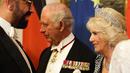 Camilla dan Raja Charles III malam itu bertindak sebagai tamu kehormatan dan menyapa para tamu termasuk mantan Kanselir Jerman Angela Merkel. (Photo by Ian Vogler / POOL / AFP)