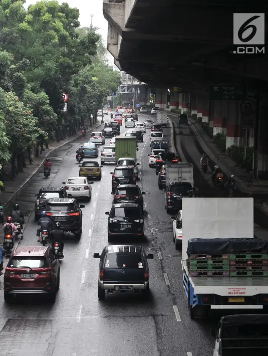 Kendaraan melintas di Jalan Ahmad Yani, Jakarta, Senin (25/6). Sistem ganjil genap akan berlangsung mulai pukul 06.00-21.00 WIB. (Merdeka.com/Iqbal Nugroho)