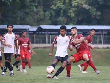 Menjamu PSG Pati, Persita memainkan permainan dengan tempo cepat sejak awal.
Kedua tim pun langsung berbalas serangan dengan tensi tinggi sejak peluit tanda
dimulainya pertandingan dibunyikan. (Foto: Dok. Persita)