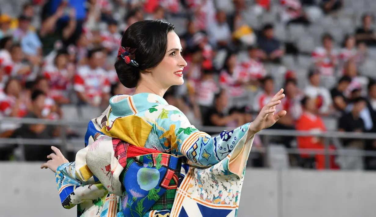 Seorang penari mengenakan pakaian tradisional Jepang, kimono tampil selama upacara pembukaan Rugby World Cup Pool 2019 jelang pertandingan antara Rusia dan Jepang di Stadion Tokyo (20/9/2019). Rugby World Cup Pool diselenggarakan dari 20 September hingga 2 November. (AFP Photo/Toshifumi Kitamura)